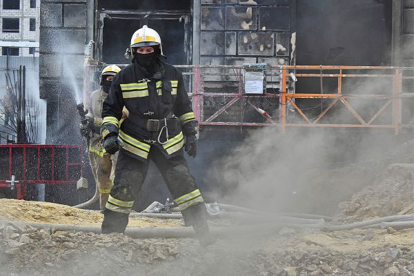 Евгений Куйвашев поручил расселить жильцов дома в Сухом Логу, пострадавших от пожара