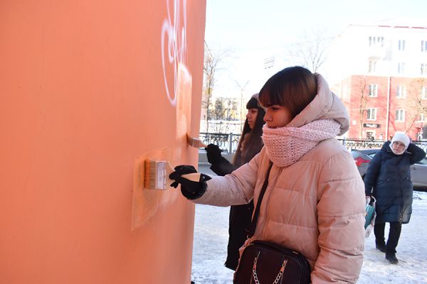 В Первоуральске волонтеры помогли очистить фасады домов от самодеятельных граффити