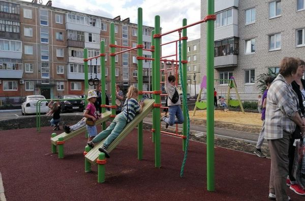В Каменске-Уральском благоустроили двор, где теперь можно играть в футбол