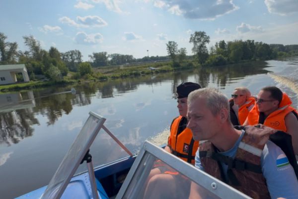 Полицейский водный патруль проверил «дикие» пляжи на реке Исети в Каменске-Уральском