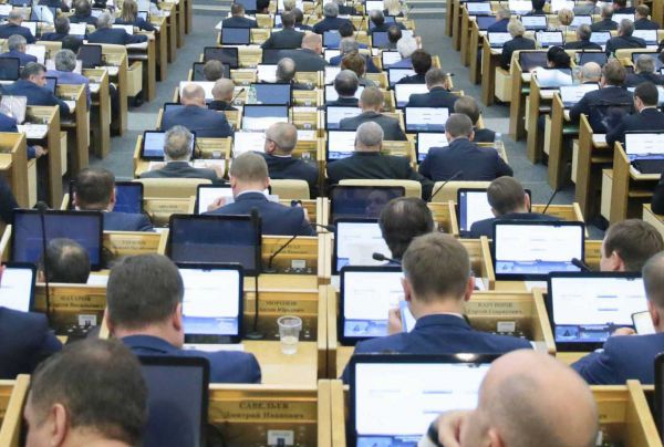 Депутатам Госдумы запретят голосовать друг за друга