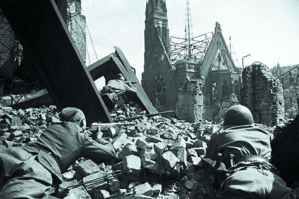 До Победы оставалось… 25 апреля «Уральский» писал о том, как Красная Армия ворвалась в Берлин!