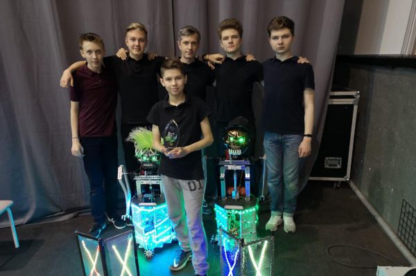 Танцующие роботы, собранные уральскими школьниками, стали лучшими в Европе