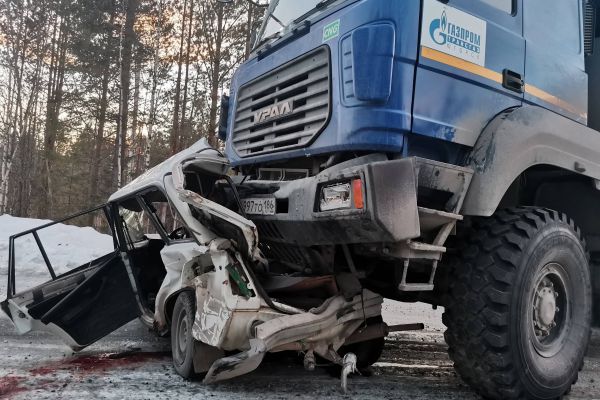 На областной трассе самосвал врезался в жигули. Легковушку смяло