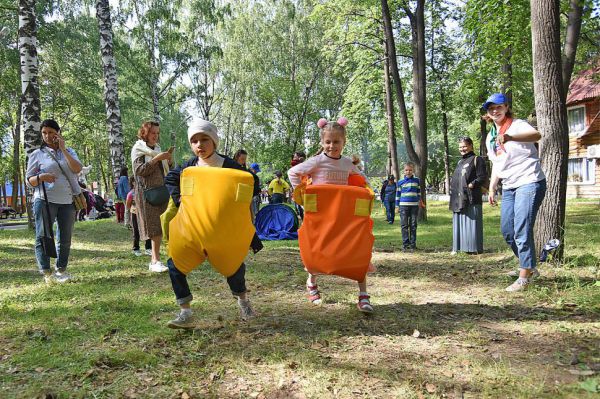 Родителям разрешили посещать детей в летних лагерях