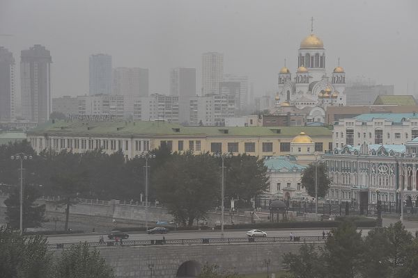 Смог снова накрыл уральскую столицу. Рассказываем, как долго он простоит