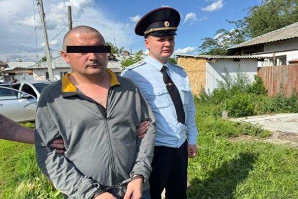 В Каменске-Уральском полицейские задержали мужчину,  напавшего с ножом на прохожую