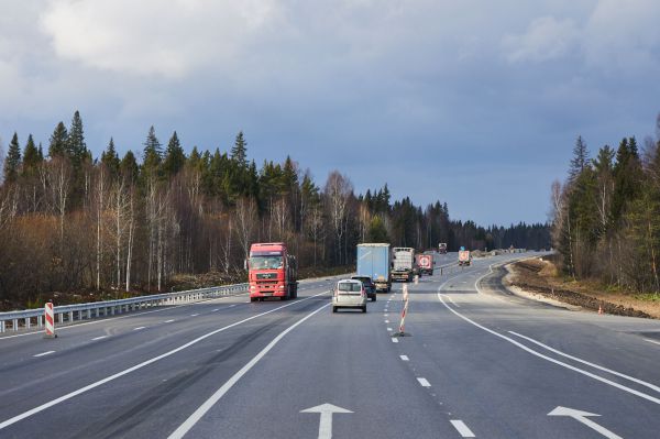 В субботу свердловские дорожники ввели ограничения для грузового транспорта на движение по областным автодорогам. Виновата жара