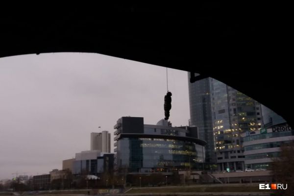 На Макаровском мосту висел мешок в форме человеческого тела