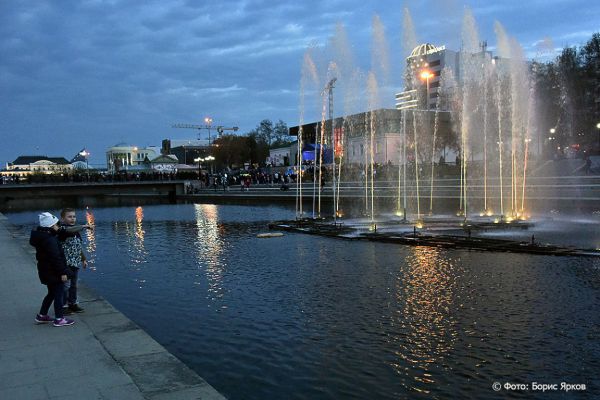 В центре Екатеринбурга забили новые фонтаны