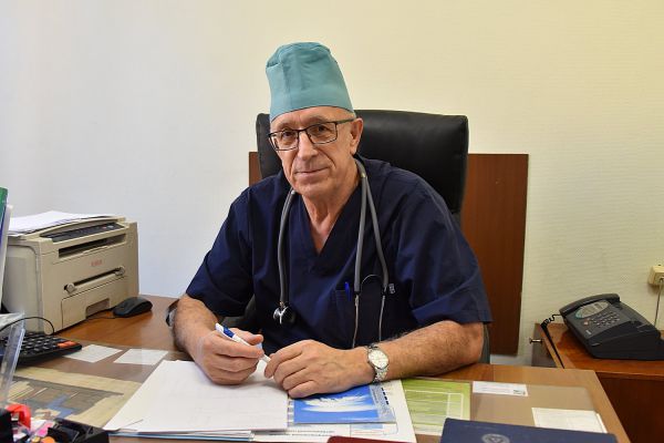 Доктор Михаил Бурцев почти 40 лет заведует отделением реанимации