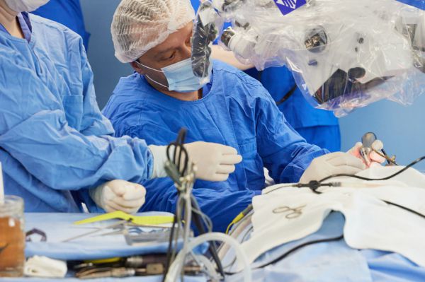 Свердловские хирурги с помощью передовой технологии спасли руку 25-летнему пациенту