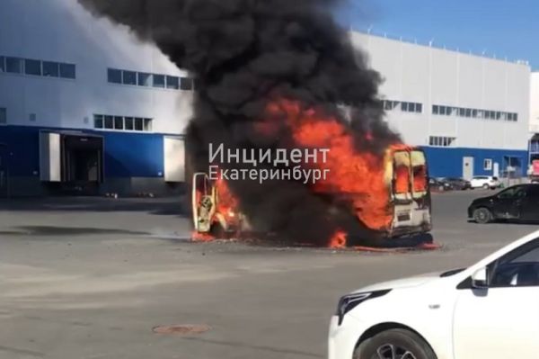 На Серовском тракте сгорел пассажирский автобус