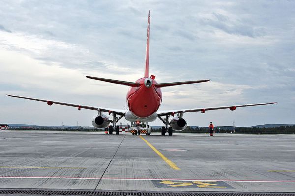 Суд обязал авиакомпанию Red Wing выплатить неустойку за опоздание пассажиров на рейс