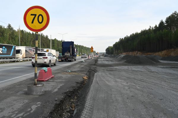 На ЕКАД перезапустили автомобильное движение по новым полосам