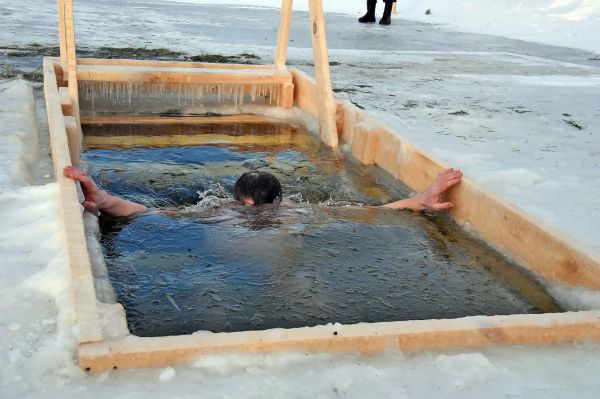 Во время крещенских купаний житель Нижнего Тагила потерял сознание в проруби