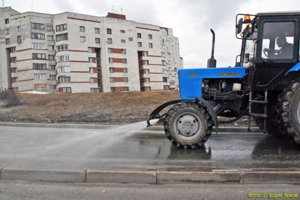 В Екатеринбурге перед Днем Победы дороги начали мыть новым шампунем