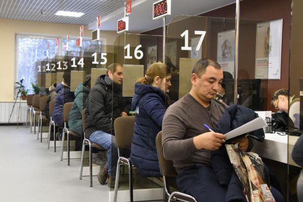 Лишь 1% россиян считает, что чиновникам нужно повышать зарплату