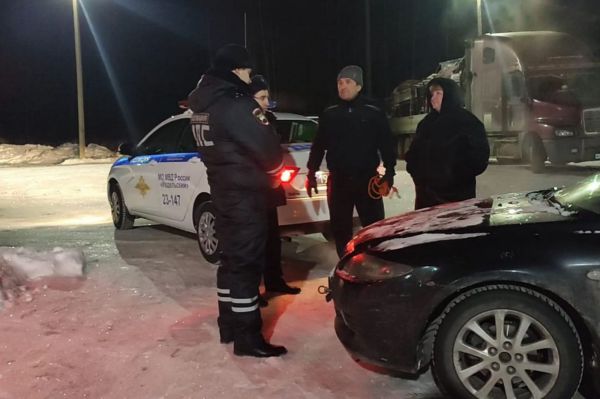 Полиция Ивделя в сильный мороз помогла семье, застрявшей на трассе