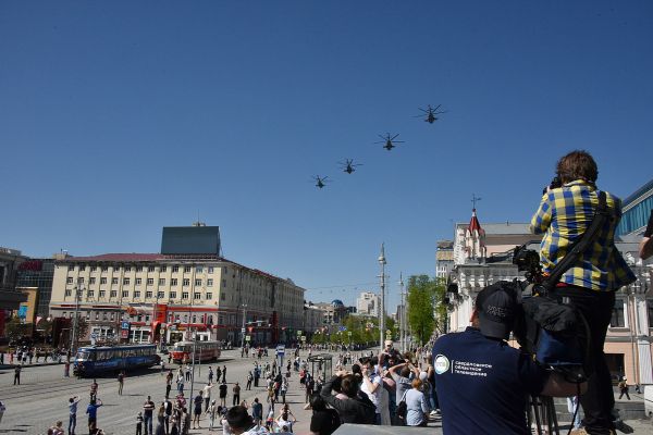 Победа в небе: над Екатеринбургом в праздничном строю пролетели 22 самолета и вертолета