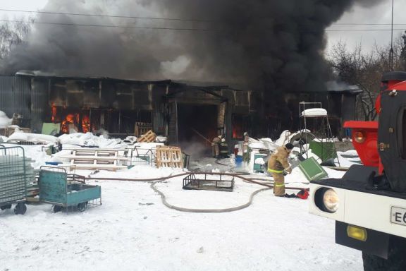 Ещё бы немного и громыхнуло: пожарные предотвратили взрыв на горящем складе на Сортировке