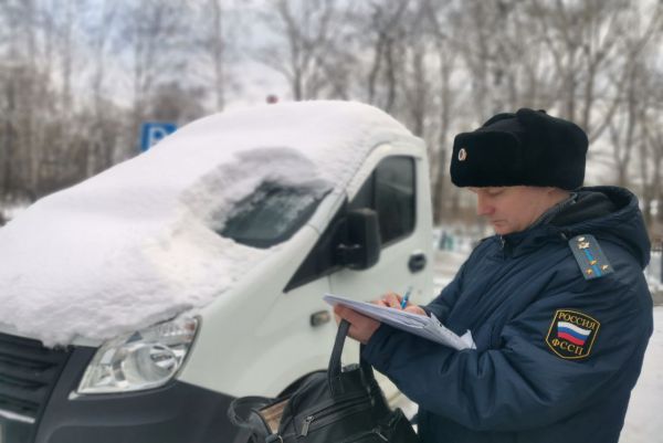 В Екатеринбурге должник спрятал от приставов автомобиль в сугробе