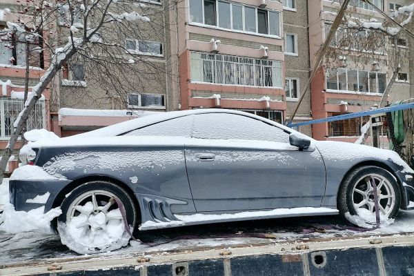 В Екатеринбурге судебные приставы нашли в сугробе спорткар должника