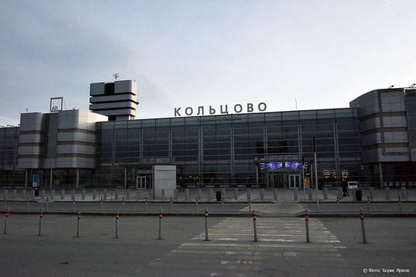 В Екатеринбурге экстренно приземлился самолет, летевший из Омска в Москву
