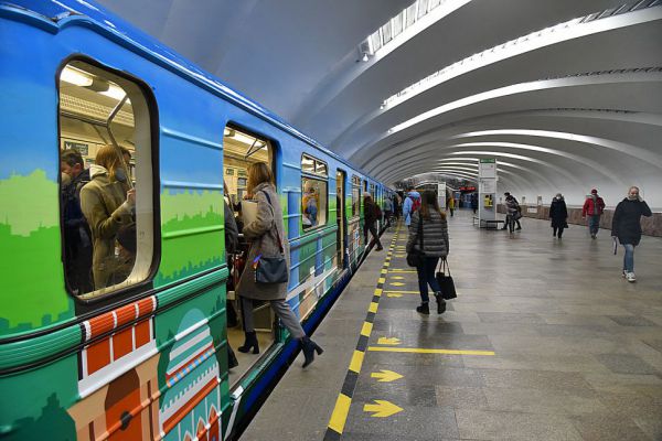 Сотрудники екатеринбургского метрополитена вывели на улицу собаку