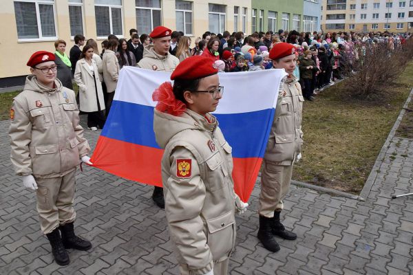 В свердловском минобре рассказали, как часто в школах будут поднимать флаг и исполнять гимн