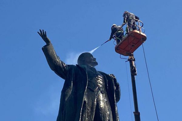 Видео: в центре Екатеринбурга помыли Ленина