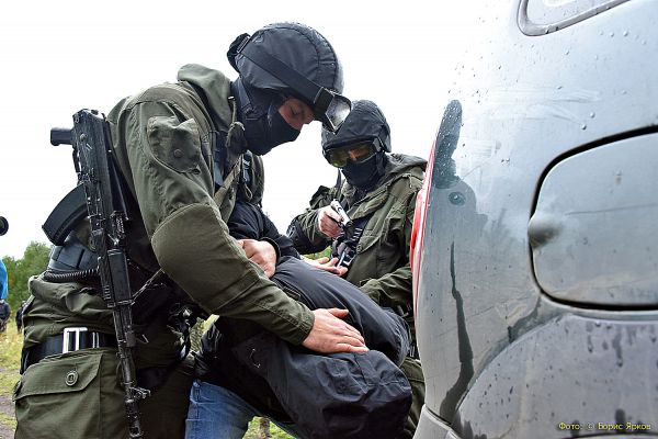 В Асбесте полицейский выстрелил в вооруженного дебошира, который угрожал детям