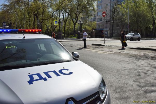 В Екатеринбурге несовершеннолетних пассажиров из-за ДТП зажало в машине