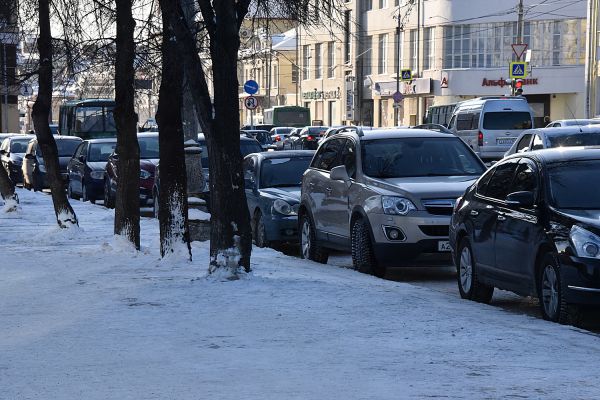 Дорожники попросили убрать машины с обочин, идет массовая чистка от снега
