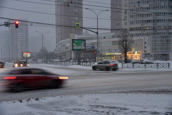 Из-за холода на дорогах Екатеринбурга образовались снежные наросты