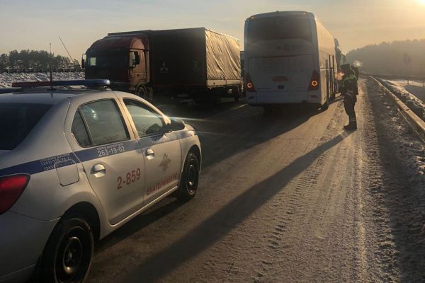 Полицейские Екатеринбурга помогли добраться детям до кондитерской фабрики