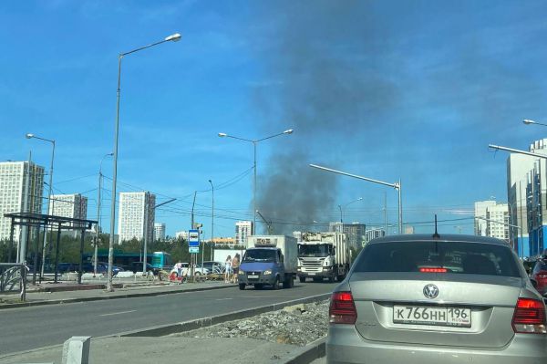 В Екатеринбурге загорелись надворные постройки на Широкой речке