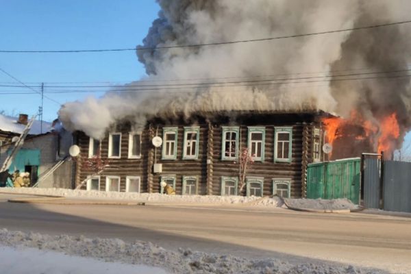 Из сгоревшего в Ирбите дома семьи переселяют во временное жилье