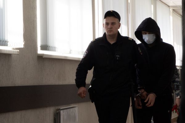 В Екатеринбурге суд продлил арест мужчины, убившего бывшую жену на Уралмаше