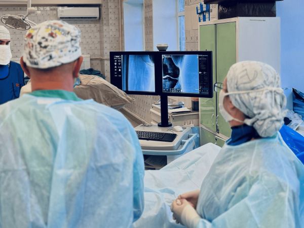 «Жидкая броня» для сосуда: свердловские хирурги спасли бойца СВО от инвалидности с помощью российского геля