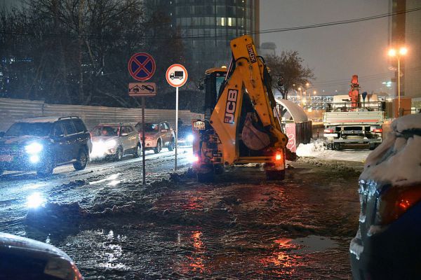 На ВИЗе продолжают устранять аварию, из-за которой затопило улицу и базу ОМОН