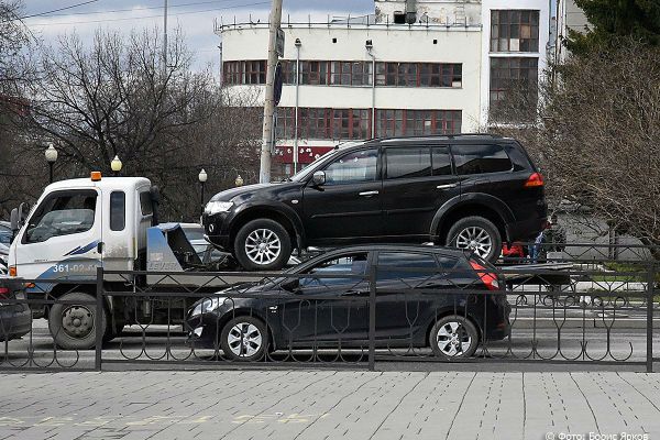 На пяти участках Екатеринбурга запретят парковку. Рассказываем, на каких