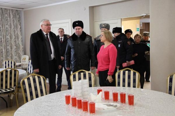 Начальник свердловской полиции проведал вынужденных переселенцев из зоны СВО