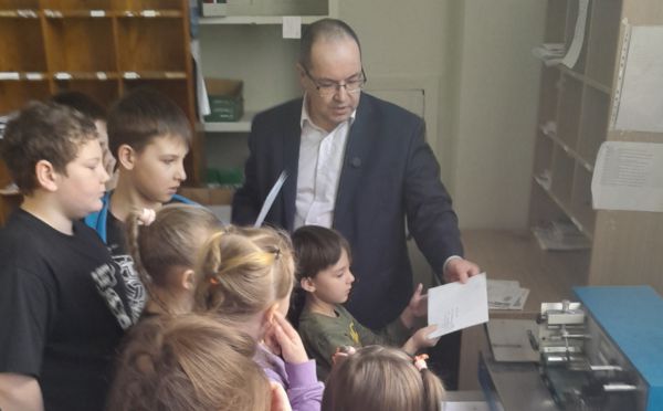 Первоклассникам из Березовского показали секретные комнаты и винтовую лестницу Главпочтамта