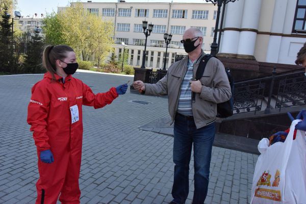 В Екатеринбурге волонтеры начали раздавать георгиевские ленты