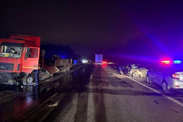 На дублере Сибирского тракта произошла массовая авария с двумя грузовиками и легковушкой