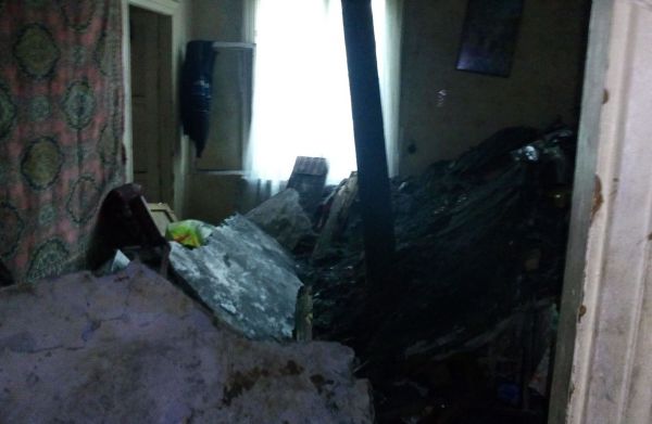 В поселке Малышева в двухэтажке рухнул потолок