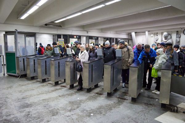 Власти Екатеринбурга поручили избавиться от очередей на станциях метро