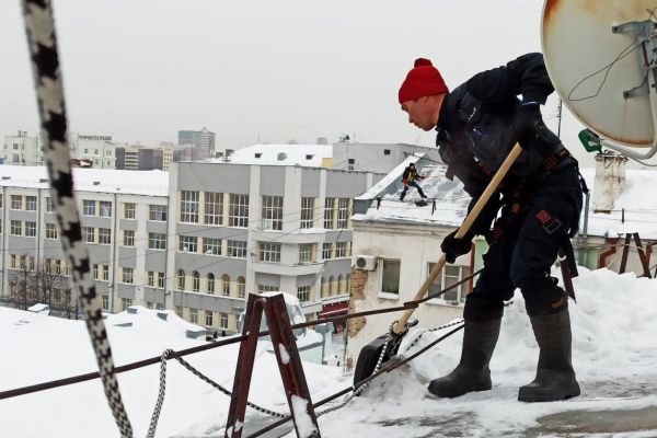 Следите за своей УК! Коммунальщики начали чистить крыши перед потеплением