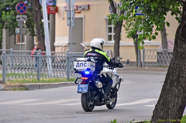 В Екатеринбурге продолжается розыск мотоциклиста, сбившего ребенка. На куртке была надпись «Охрана»